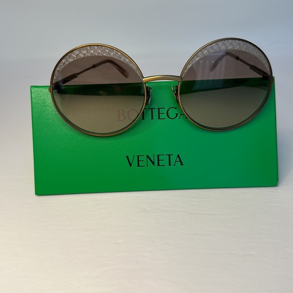 BV0190S Sunglasses by Bottega Veneta™. Shape: Round, Material: Metal, Frame - Picture 12 of 15